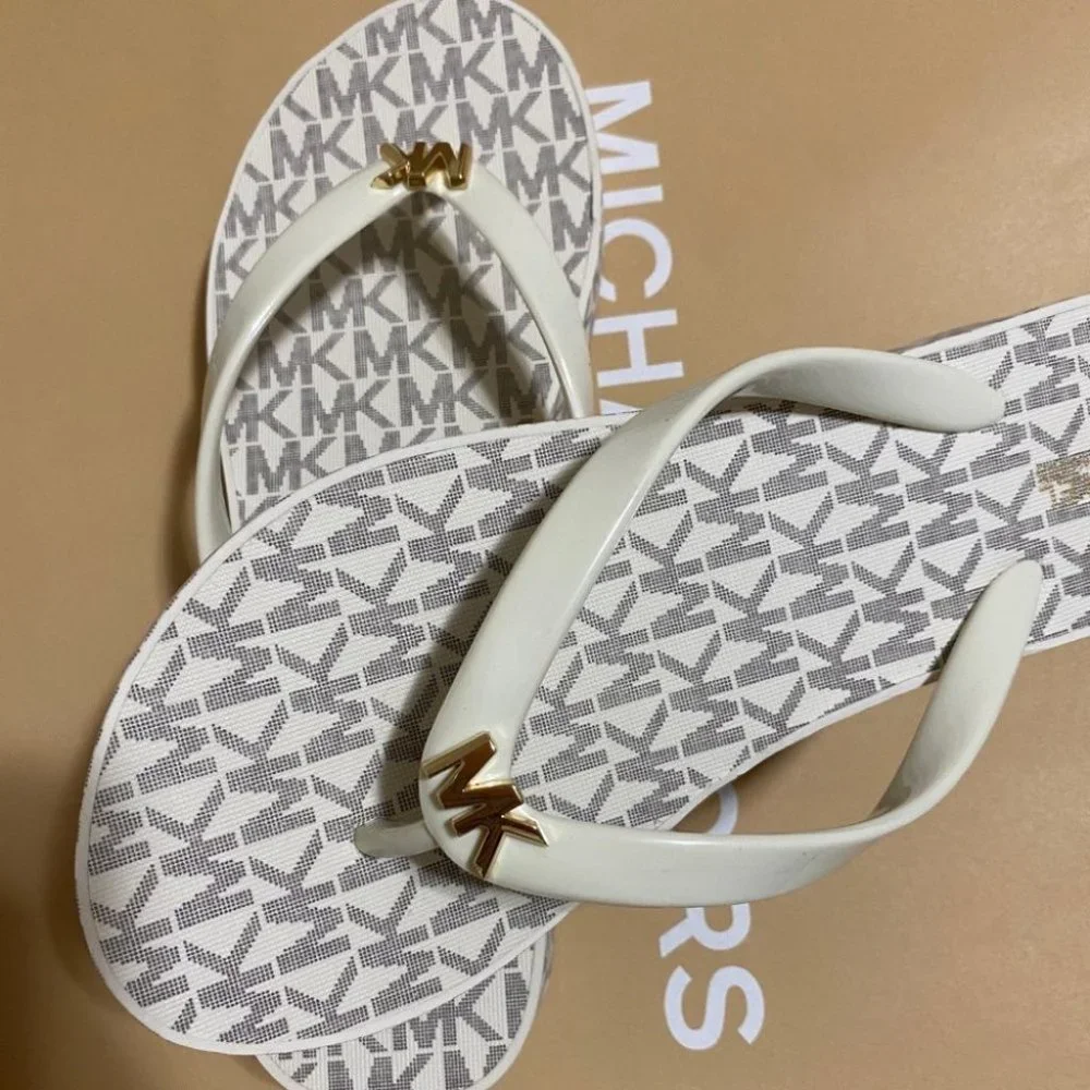 Michael Kors Flip Flop slipper  -Vanilla - Picture 4 of 13